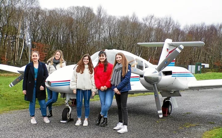 fin-de-mission-a-laerodrome-de-guiscriff-pour-quatre-etudiantes-quimperoises